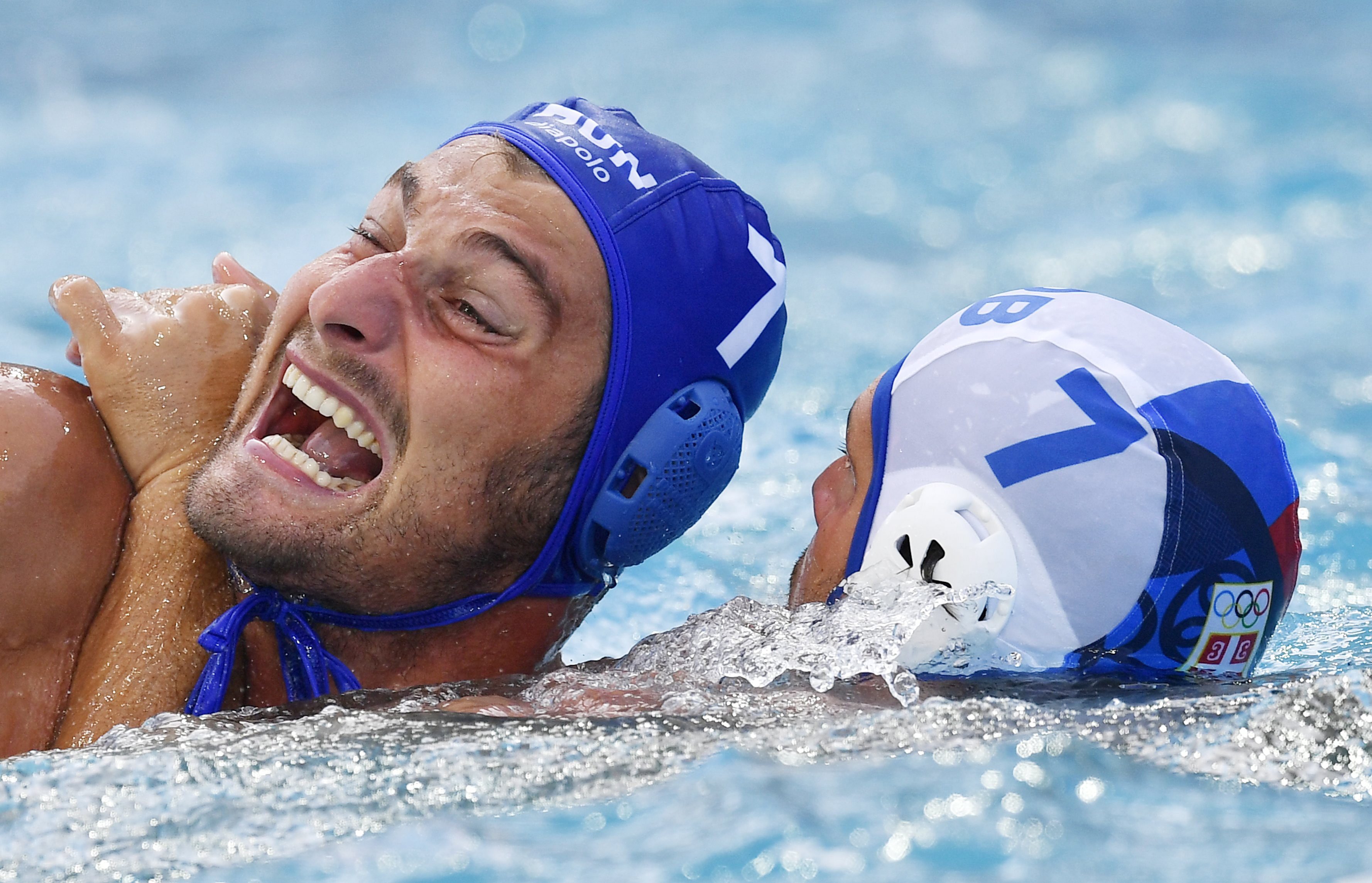 Rio de Janeiro, 2016. augusztus 6. Decker Ádám (b) és a szerb Slobodan Nikic a 2016-os riói nyári olimpia férfi vízilabdatornája A csoportjának 1. fordulójában játszott Magyarország - Szerbia mérkõzésen a Rio de Janeiró-i Maria Lenk Uszodában 2016. augusztus 6-án. MTI Fotó: Illyés Tibor