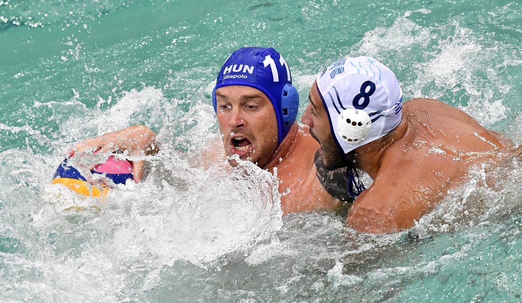 Rio de Janeiro, 2016. augusztus 10. Kis Gábor (b) és a görög Vangelisz Delakasz a riói nyári olimpia férfi vízilabdatornája A csoportjának 3. fordulójában játszott Magyarország - Görögország mérkõzésen a Rio de Janeiró-i Maria Lenk Uszodában 2016. augusztus 10-én. MTI Fotó: Illyés Tibor
