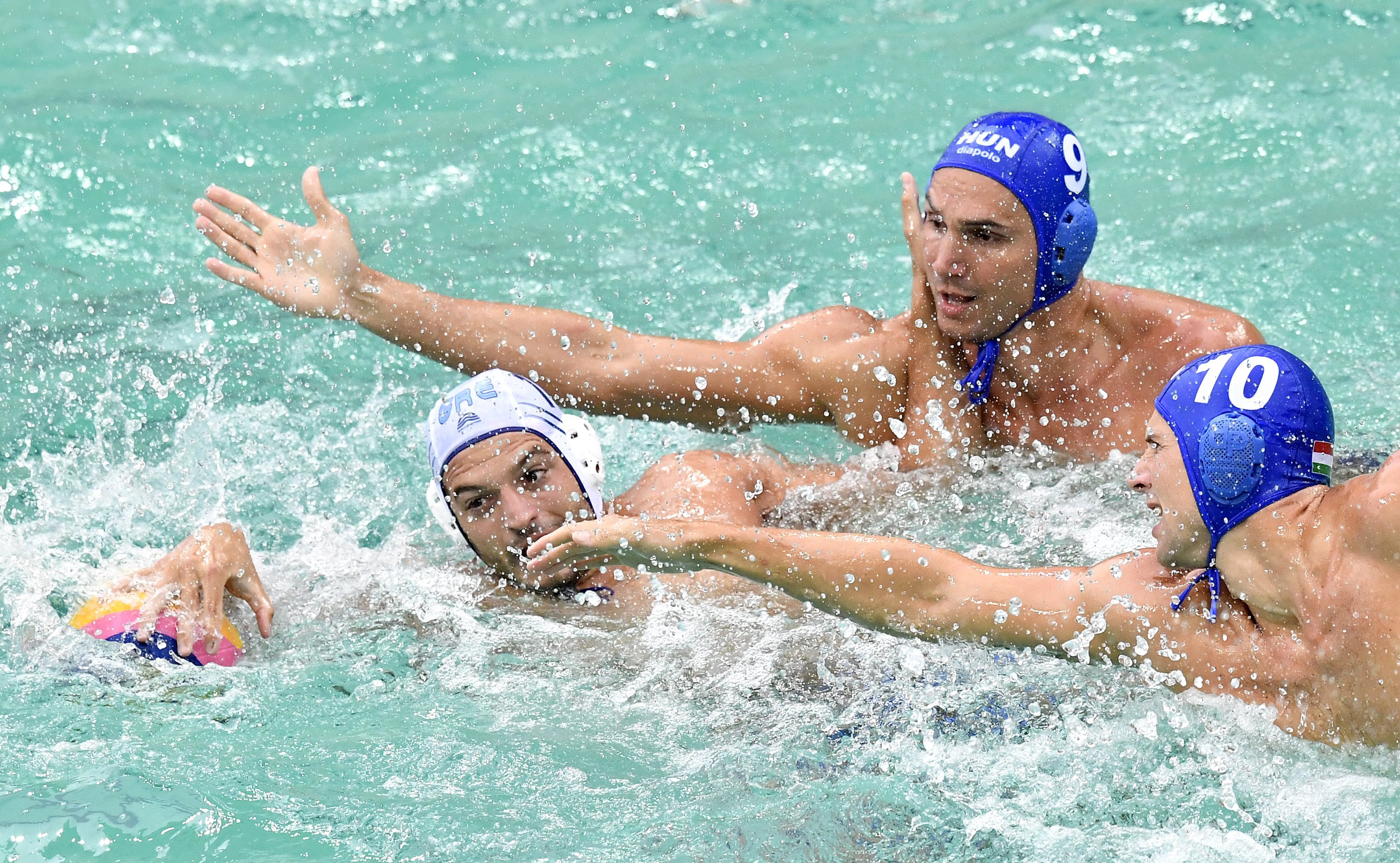 Rio de Janeiro, 2016. augusztus 10. Varga Dénes (j2), Varga Dániel (j) és a görög Hrisztódulosz Kolomvosz a riói nyári olimpia férfi vízilabdatornája A csoportjának 3. fordulójában játszott Magyarország Görögország mérkõzésen a Rio de Janeiró-i Maria Lenk Uszodában 2016. augusztus 10-én. MTI Fotó: Illyés Tibor