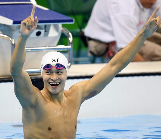 Két amerikai és egy kínai arany úszásban