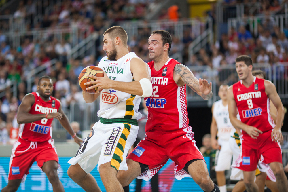 Jonas Valanciunas (balra). Fotó: Ivica Drusany/Shutterstock.com